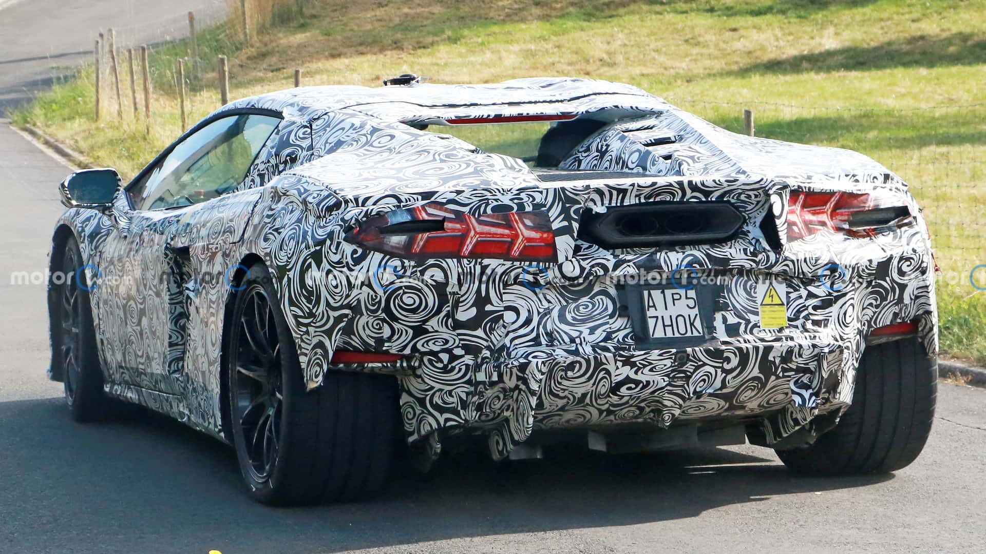 https://cdn.motor1.com/images/mgl/rK4Z29/s1/lamborghini-huracan-successor-spy-shots.jpg