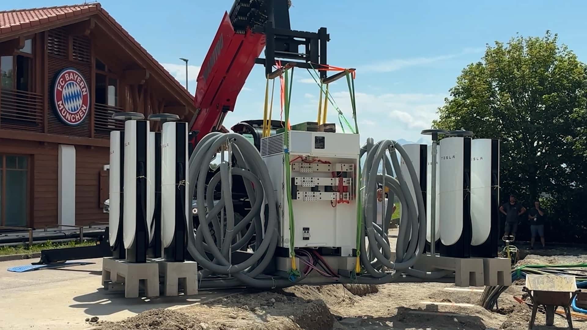 Tesla Revoluciona la Instalación de Supercargadores con su Nuevo Diseño 'Accordion'