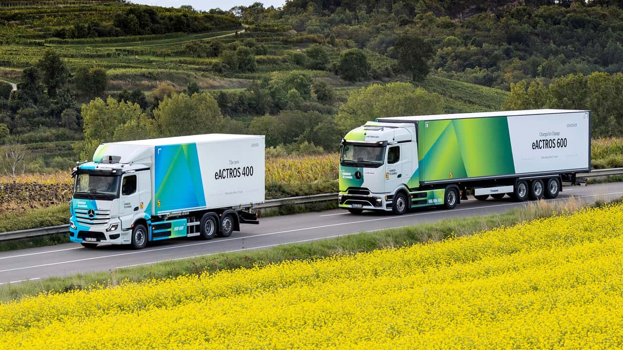 Mercedes eActros 400 (links) mit seinem großen Bruder eActros 600