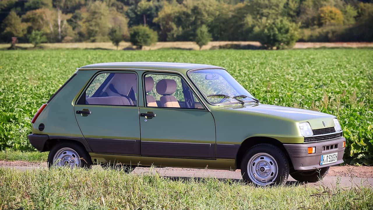 Una colección de 50 Renault 5 hallados en un hangar se subastará el 18 de mayo