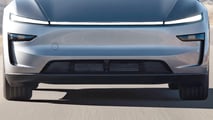 Tesla Model Y (2025): Die neue Frontkamera befindet sich im schwarzen Bereich unten an der Karosserie
