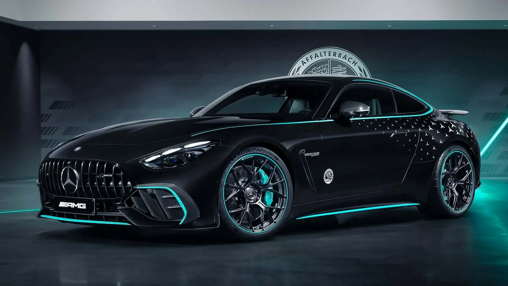 Mercedes-AMG Petronas F1 ×  M Mercedes-Benz celebra a F1 com esta série limitada de 200 unidades