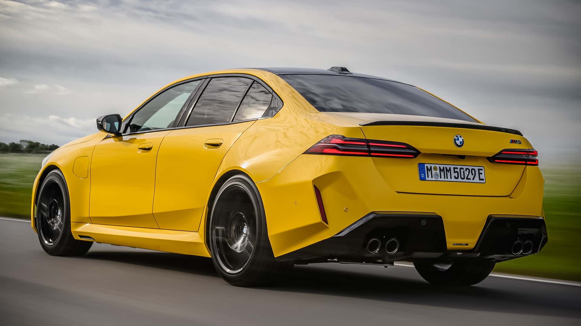 https://cdn.motor1.com/images/mgl/rKEANX/s1/bmw-m5-2024-im-test.jpg