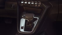 Peugeot Landtrek 2025 - Interni dettaglio cambio e pulsanti fisici