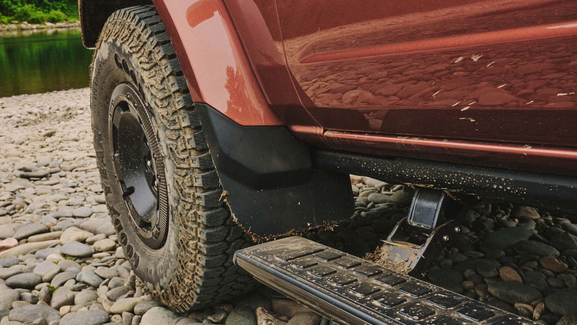 https://cdn.motor1.com/images/mgl/rKJGn6/s1/2027-ford-bronco-filson-first-edition.jpg