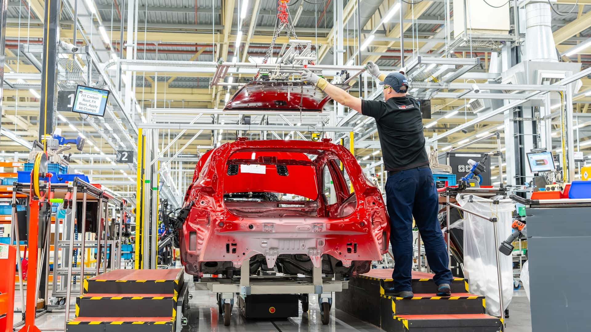 https://cdn.motor1.com/images/mgl/rKJNG6/s1/toyota-gr-corolla-uk-plant-tour.jpg
