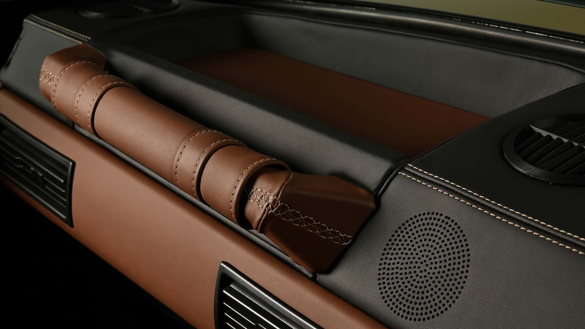 https://cdn.motor1.com/images/mgl/rKJNm9/s1/twisted-range-rover-classic-restomod-review.jpg
