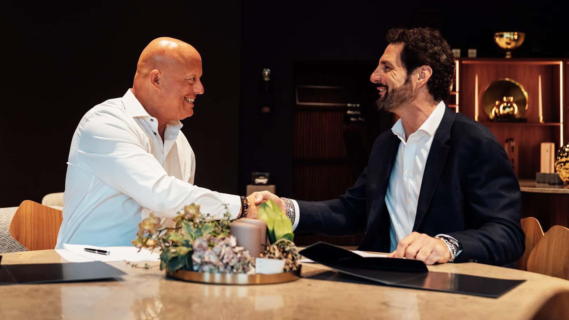 https://cdn.motor1.com/images/mgl/rKJNpX/s1/christian-von-koenigsegg-e-luca-betti.jpg
