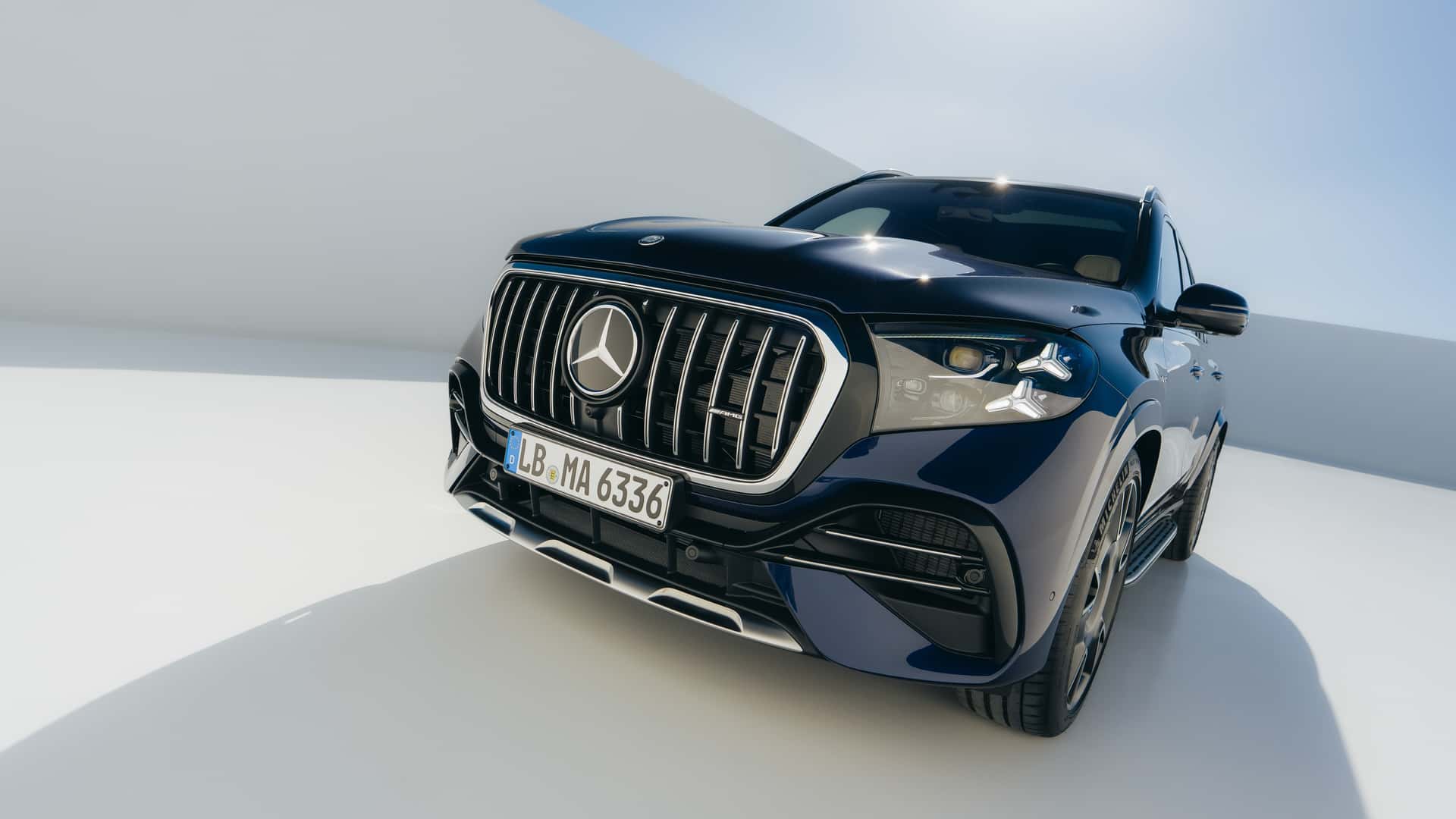 https://cdn.motor1.com/images/mgl/rKJRP6/s1/2027-mercedes-amg-gls-63.jpg