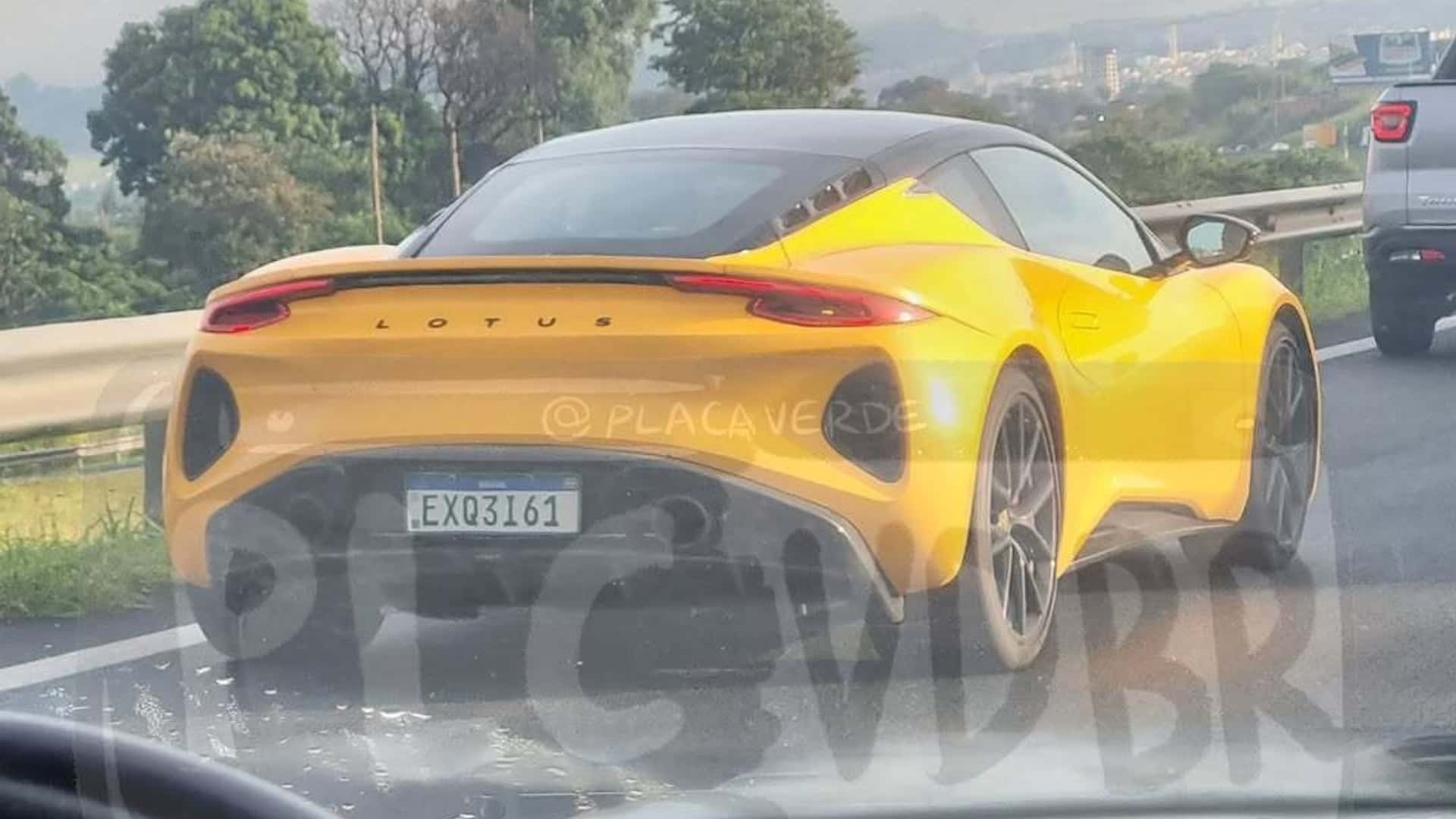 Lotus testa Emira no Brasil e já tem site e perfil oficial