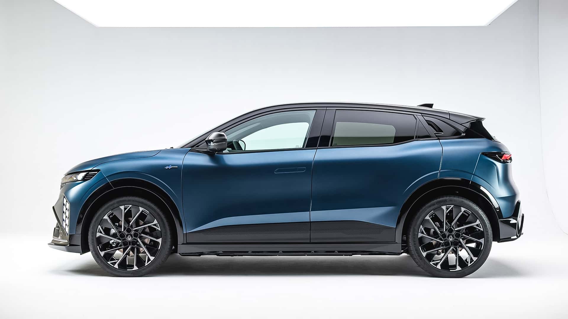 https://cdn.motor1.com/images/mgl/rKJm0E/s1/renault-megane-e-tech-2026.jpg