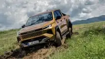 Toyota Hilux (2026) Ibrido 48V Invincible