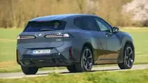 BMW iX3 50 xDrive (2026) in prova