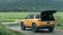 Rivian R1S in Compass Yellow