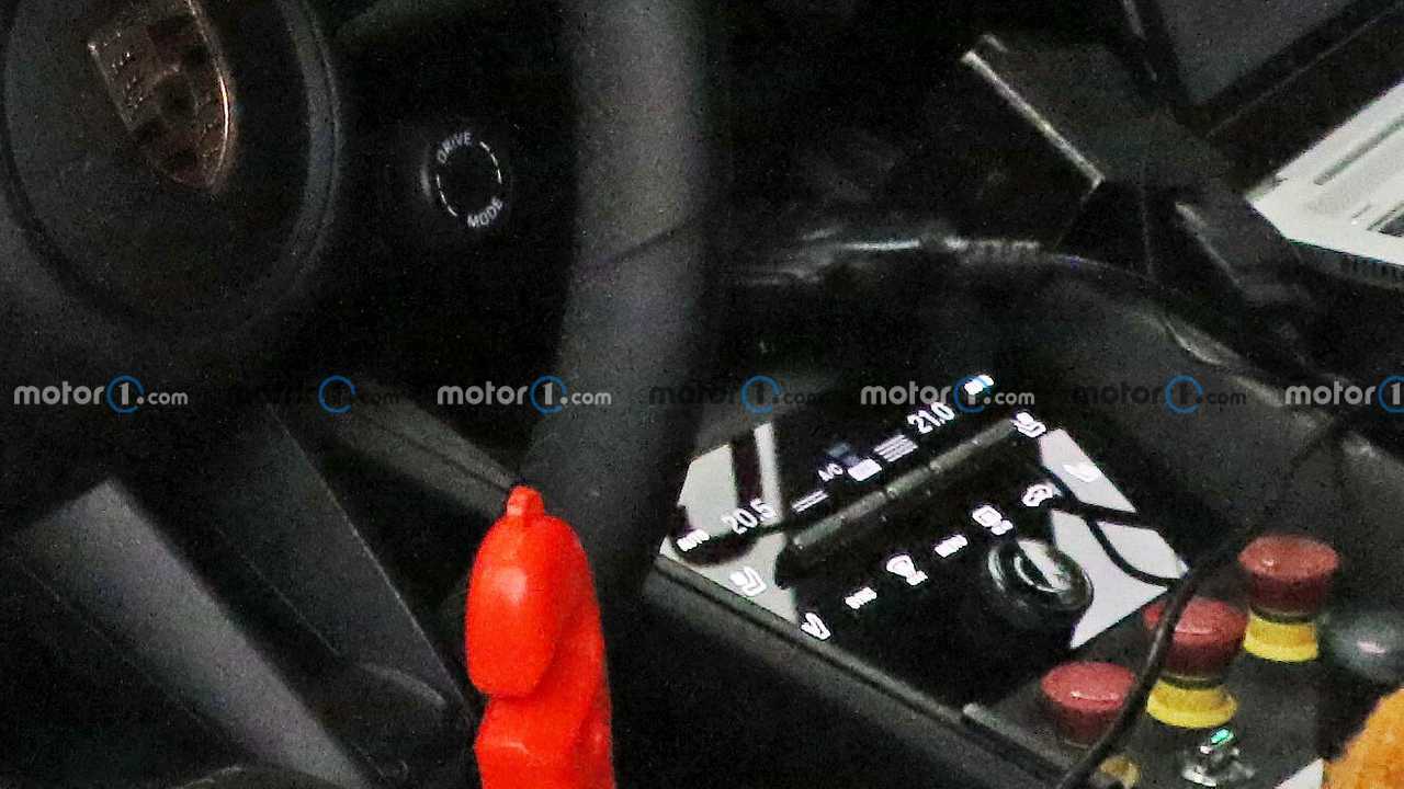 Foto spia Porsche Macan EV all'interno
