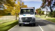 Mercedes-Benz New eSprinter - All'opera autotelaio cabinato con cassone a sponde abbattibili