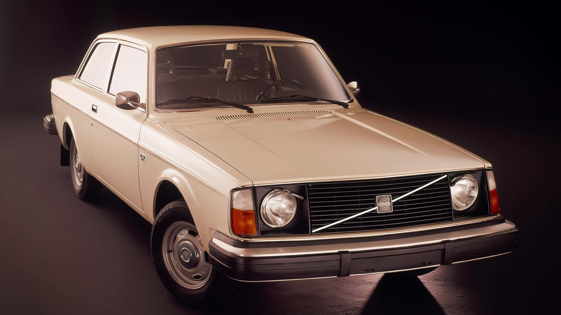 ボルボ240 Volvo 240 (1974-1993) : A Swedish legend on wheels