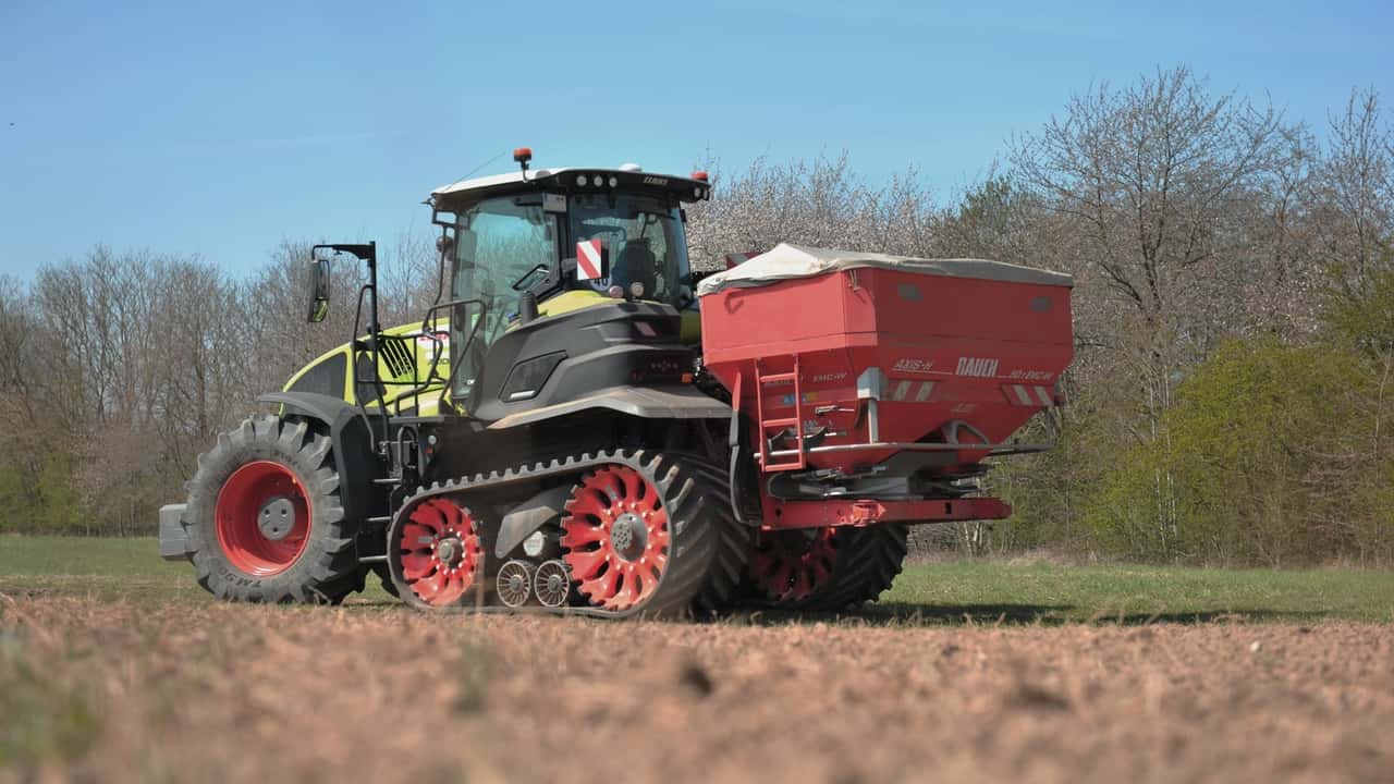 AXION TERRA TRAC il trattore ideale anche per la concimazione