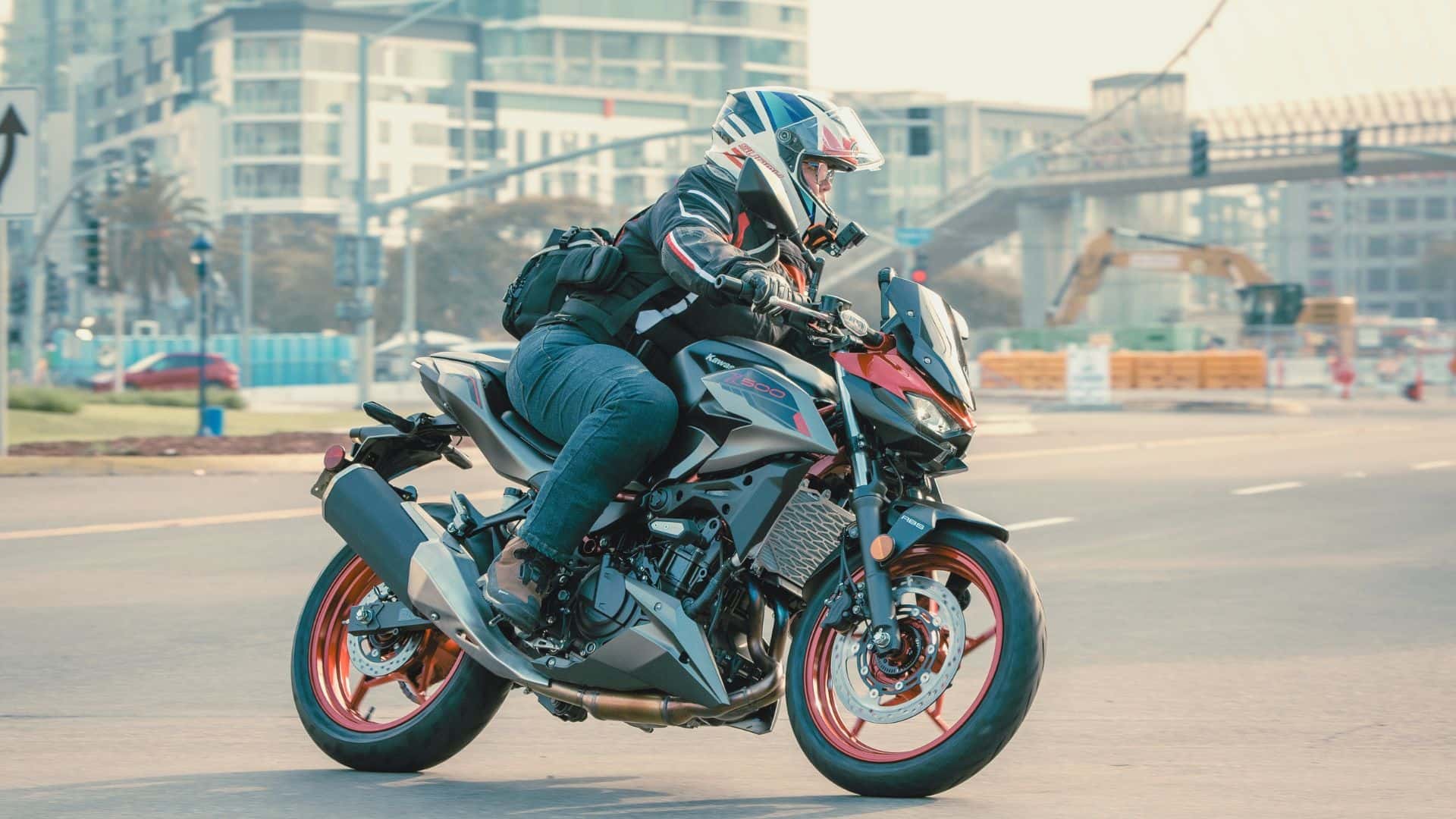 2024-kawasaki-z500-se---riding