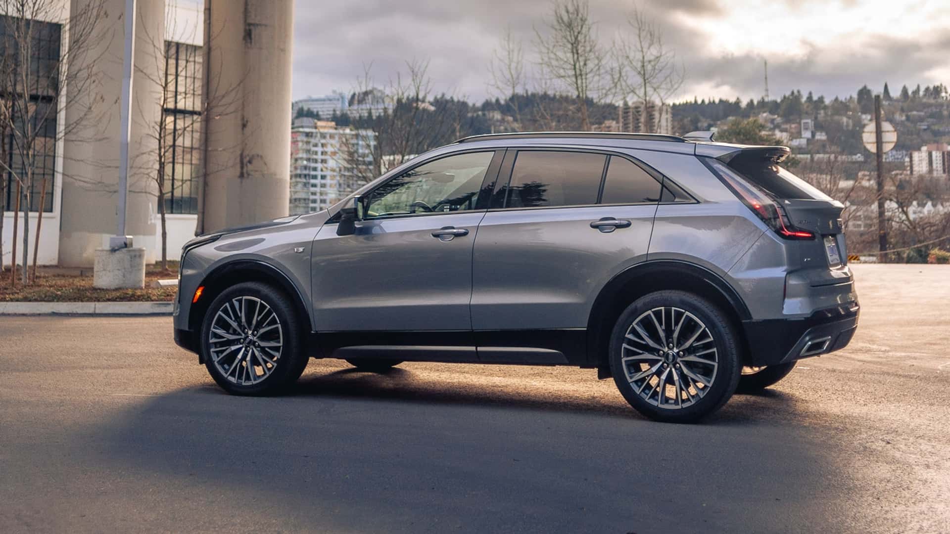https://cdn.motor1.com/images/mgl/rKZO79/s1/2024-cadillac-xt4-350t-awd-argent-silver-metallic.jpg