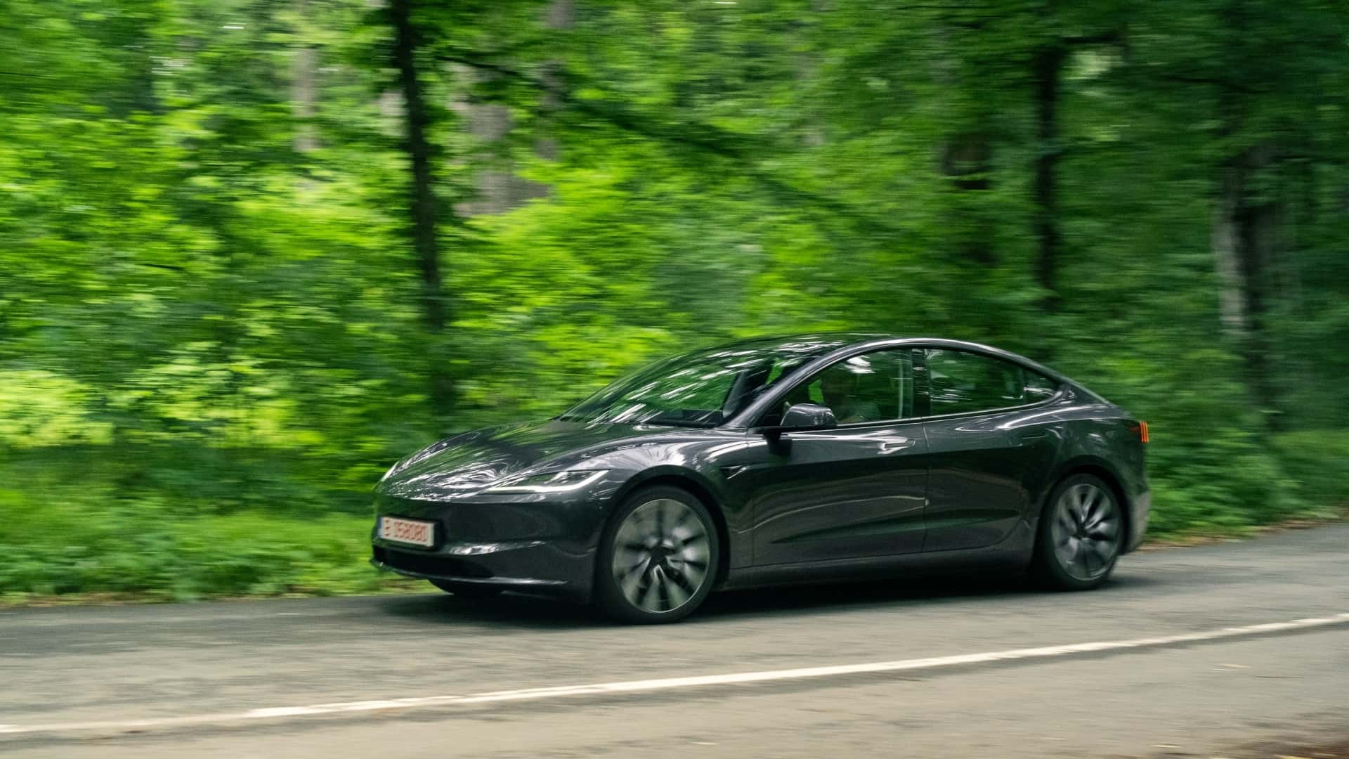 Tesla Model 3 Supera las Expectativas: Prueba de Autonomía de Edmunds Revela Más de 600 km