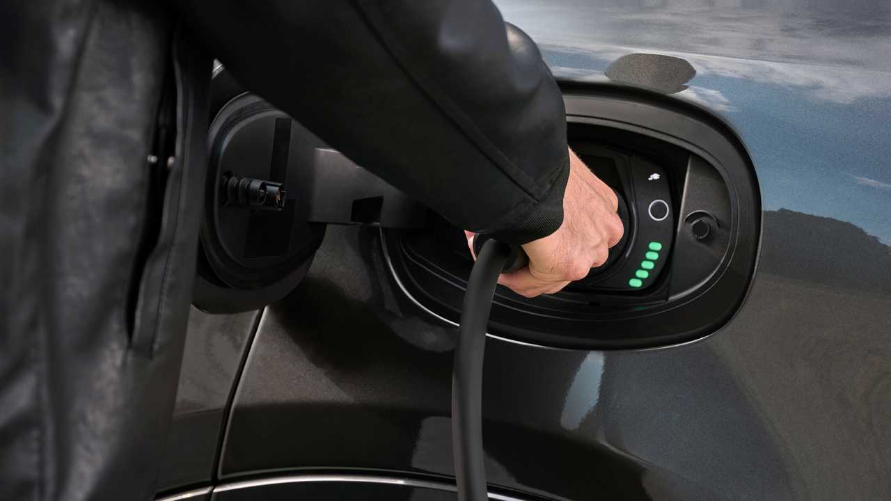 In pista coi 280 CV dell’Alfa Romeo Tonale plug-in hybrid Q4