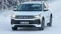 Neue Erlkönigbilder des VW Tiguan (2023) in weiß vom 15.12.2022