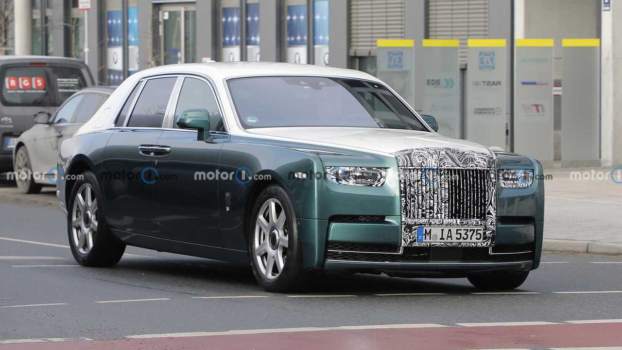 Rolls-Royce Phantom, le foto spia del restyling