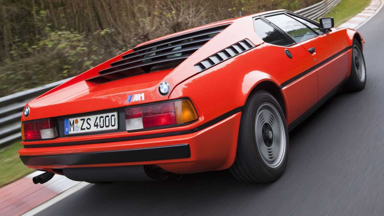 BMW M1 tre quarti posteriore dinamica