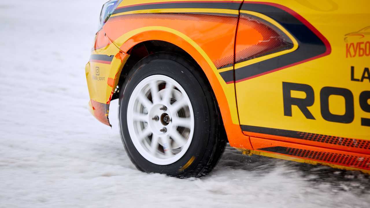 Гоночная Lada Vesta стартует с места