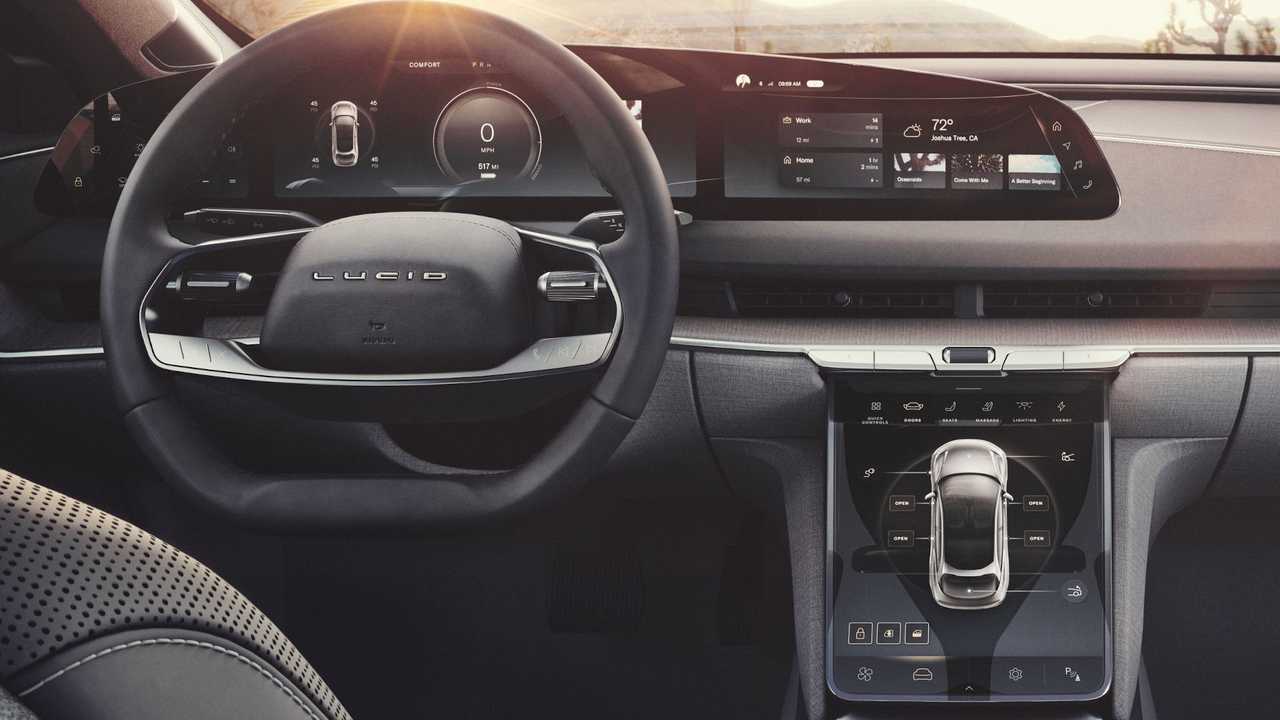 Lucid Air: Das Cockpit mit den Drehwalzen am Lenkrad und in der Mitte des Cockpits