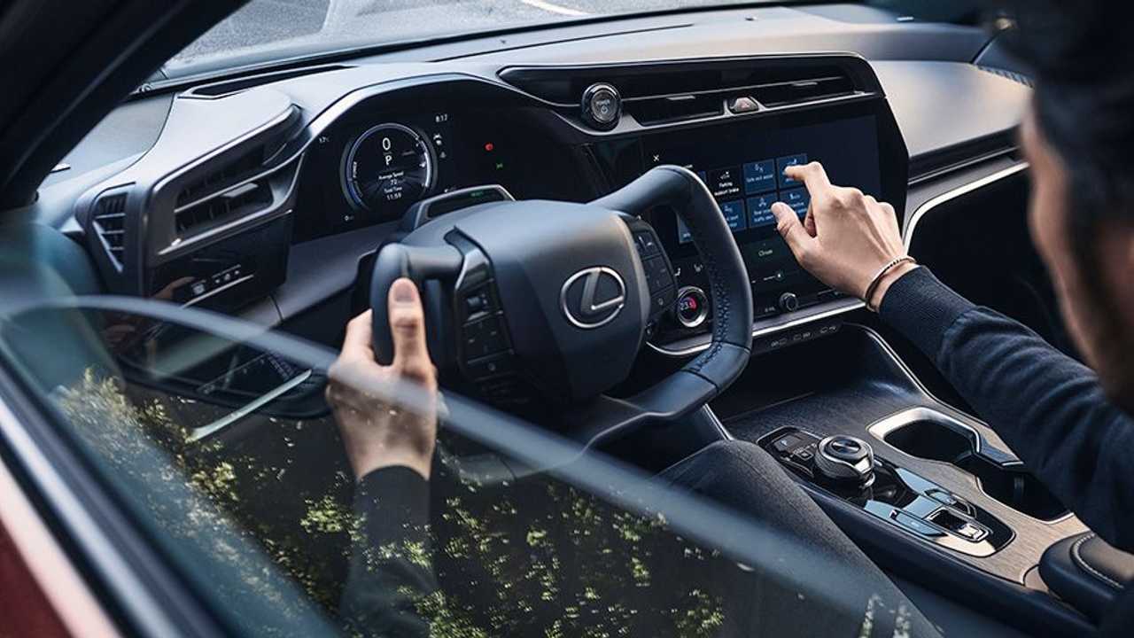 Lexus RZ: Das erste Cockpit-Bild zeigt ein Steuerhorn