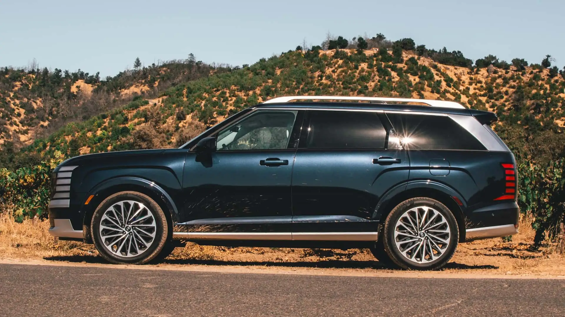 https://cdn.motor1.com/images/mgl/rKqBwX/s1/2026-hyundai-palisade-review.webp