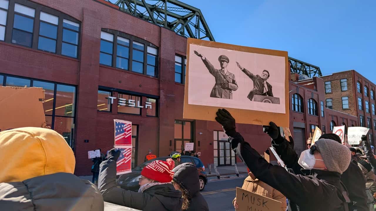 Protest vor Tesla-Laden in den USA