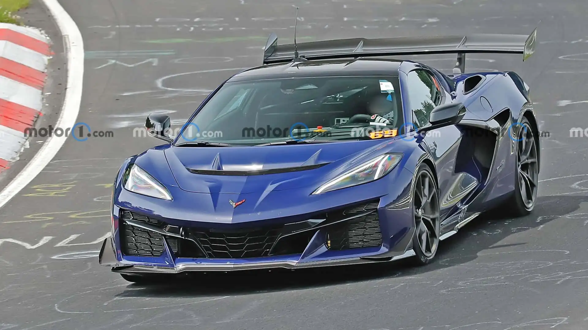 https://cdn.motor1.com/images/mgl/rKqWYE/s1/2026-chevrolet-c8-corvette-zora-spy-shots-undisguised-exterior-15.webp