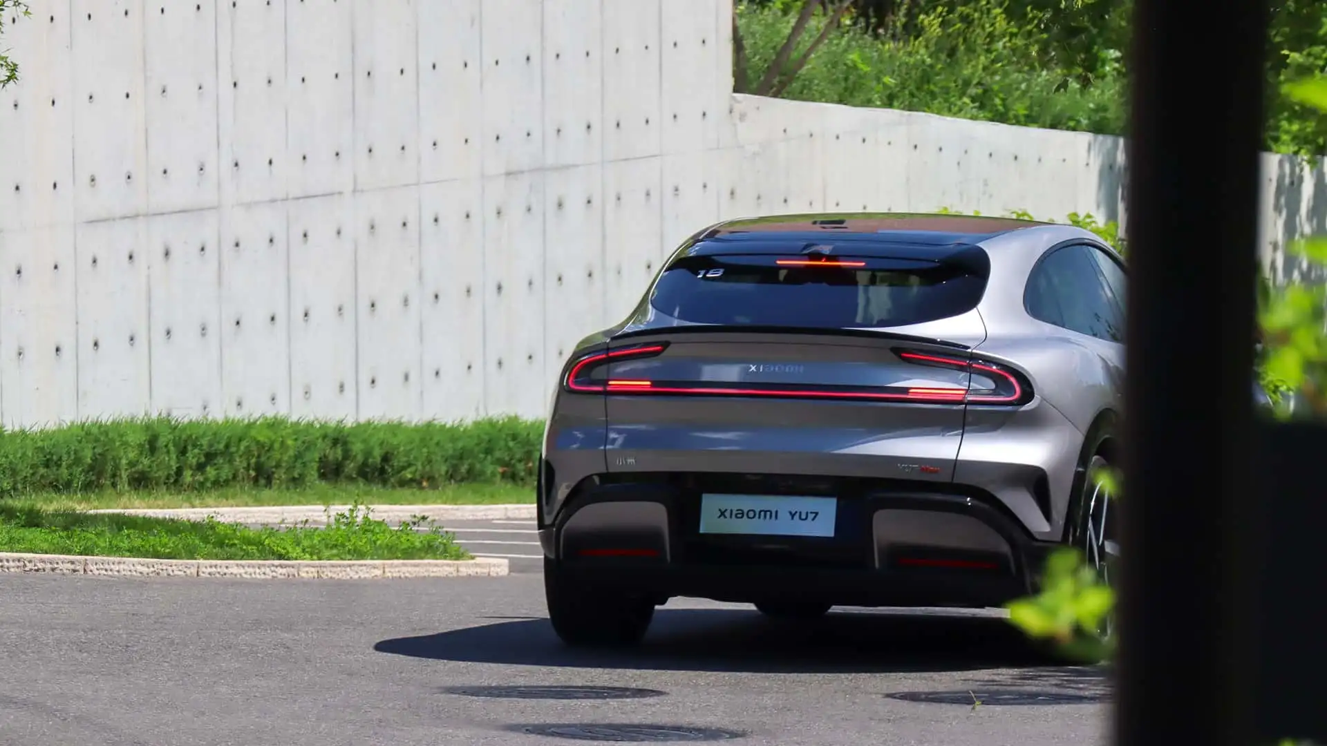 https://cdn.motor1.com/images/mgl/rKqg96/s1/xiaomi-yu7.webp