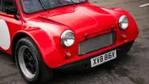 Mini pick-up modificado con Ford V8