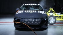 Die Kollision mit einer mobilen Barriere an der Site läuft beim 1,92 m breiten Audi A6 Avant e-tron wohl glimpflicher für die Insassen ab als beim 1,76 m breiten Mini 