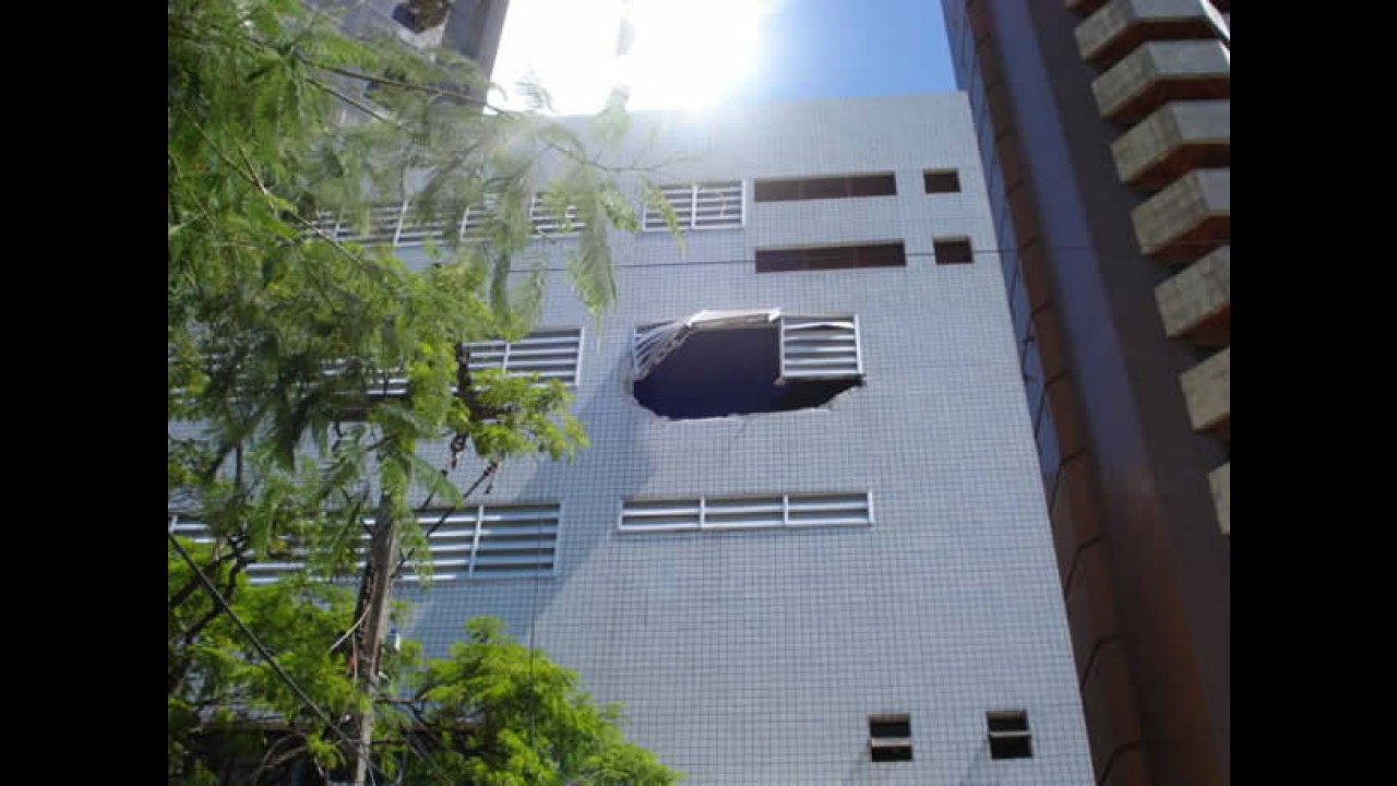 Carro cai do 3º andar de prédio e fica preso em fios de alta tensão