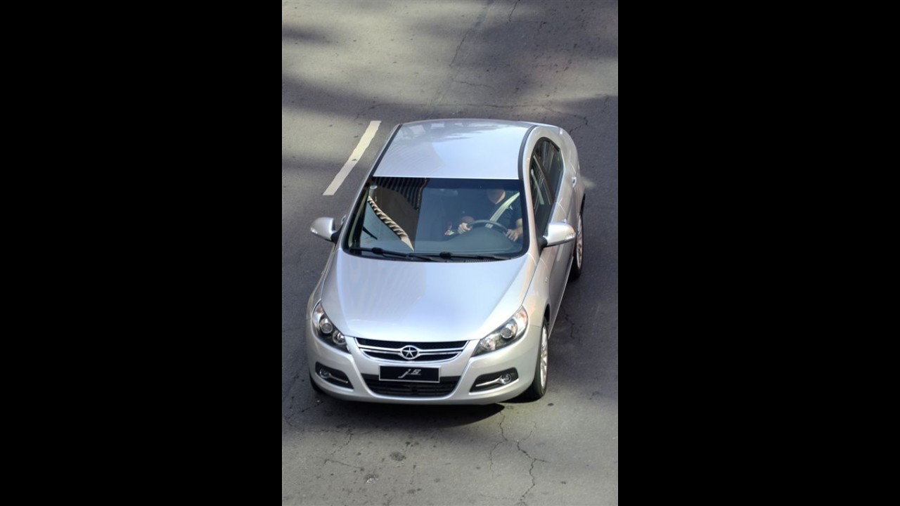 JAC Motors lança o sedã J5 oficialmente no Brasil por R$ 53.800