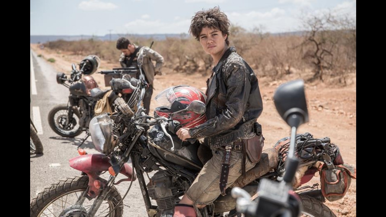 "Tomei um tombaço" diz Cauã Raymond sobre gravação de moto para "Reza a lenda"