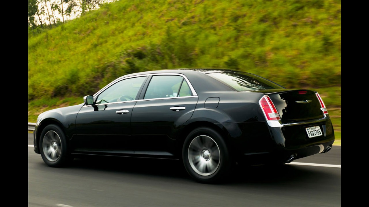 Novo Chrysler 300C é lançado oficialmente no Brasil custando a partir de R$ 179.900