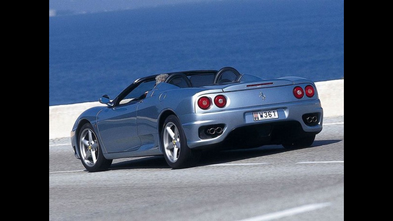 Ferrari 360 Spyder pega fogo por falha mecânica