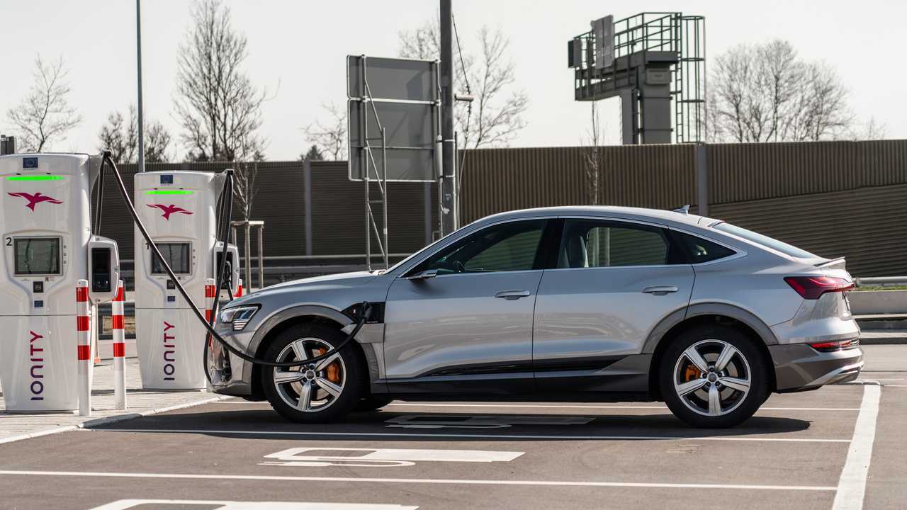 Быстрая зарядка Audi e-tron