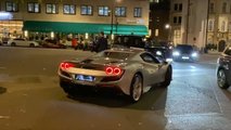 Ferrari F8 Spider'ın Londra'daki Bir Bayide Yakın Çekim Görüntüleri