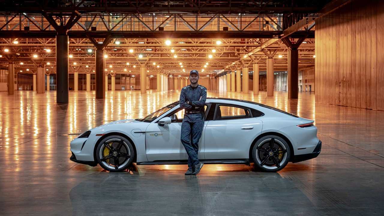 Il record di velocità indoor di Porsche Taycan Turbo S