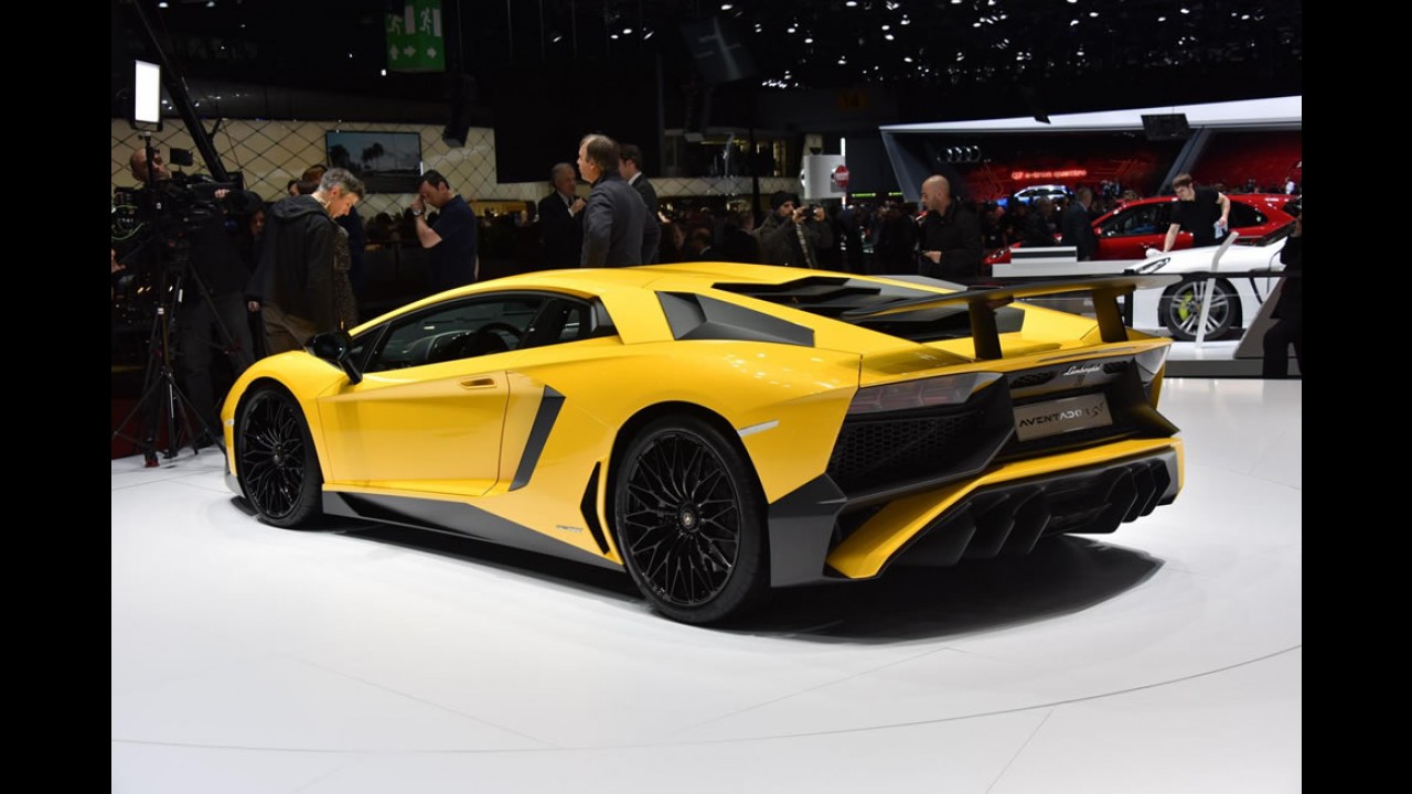 Lamborghini Aventador Superveloce de 760 cv é lançado no Salão de Genebra