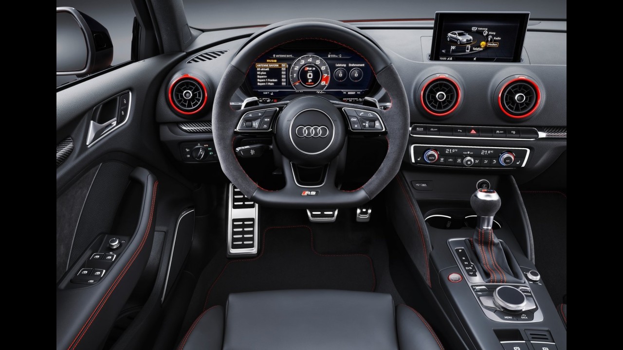 Paris: Audi RS3 Sedan estreia com visual bravo e 400 cv de potência