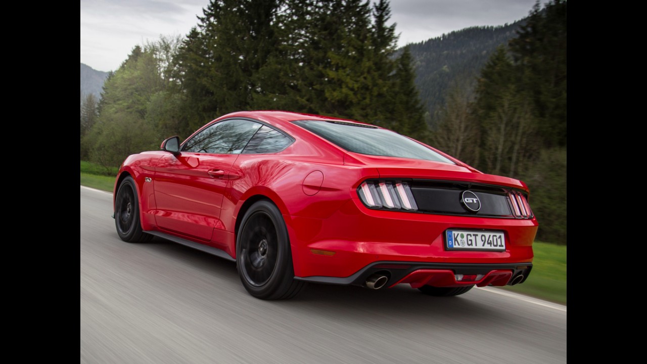 Ford Mustang estreará novo visual e câmbio de 10 marchas em breve