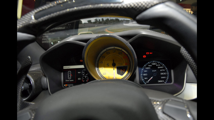 Dentro la Ferrari FF al Salone di Ginevra 2011 | Foto Motor1.com